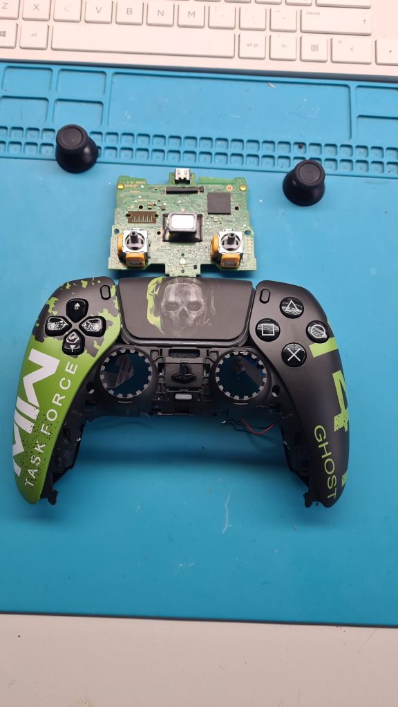 Mandos de consolas antiguas en mesa de taller GameSystems Leganés – Reparación mandos retro