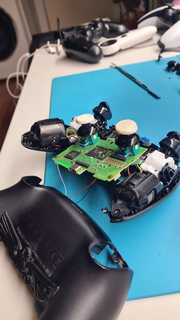 Mandos de consolas antiguas en mesa de taller GameSystems Leganés – Reparación mandos retro