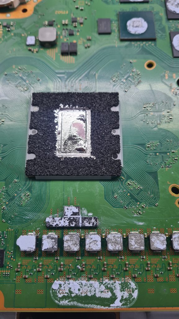 APU PS5 con metal líquido seco y oxidado – Avería sobrecalentamiento PS5 GameSystems Leganés