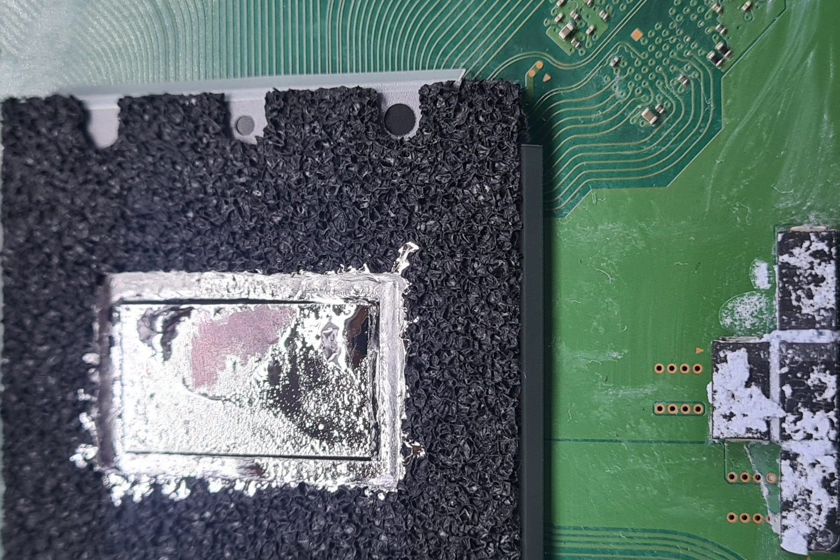 APU PS5 con metal líquido seco y oxidado – Avería sobrecalentamiento PS5 GameSystems Leganés