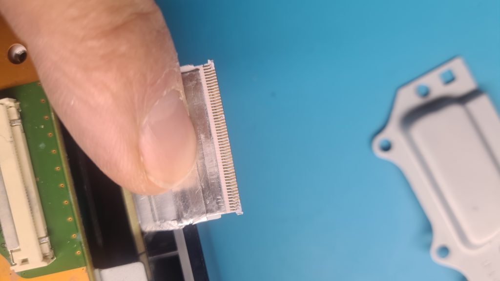 Cable flex USB frontal PS5 dañado – Reparación puerto USB PS5 GameSystems Leganés