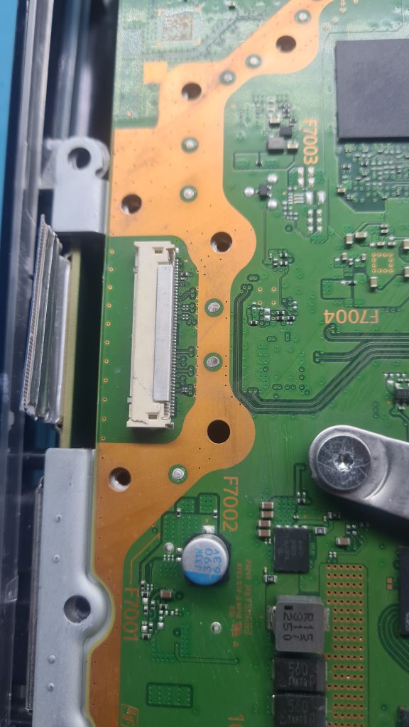 Conector dañado en placa base PS5 – Reparación placa lógica PS5 GameSystems Leganés