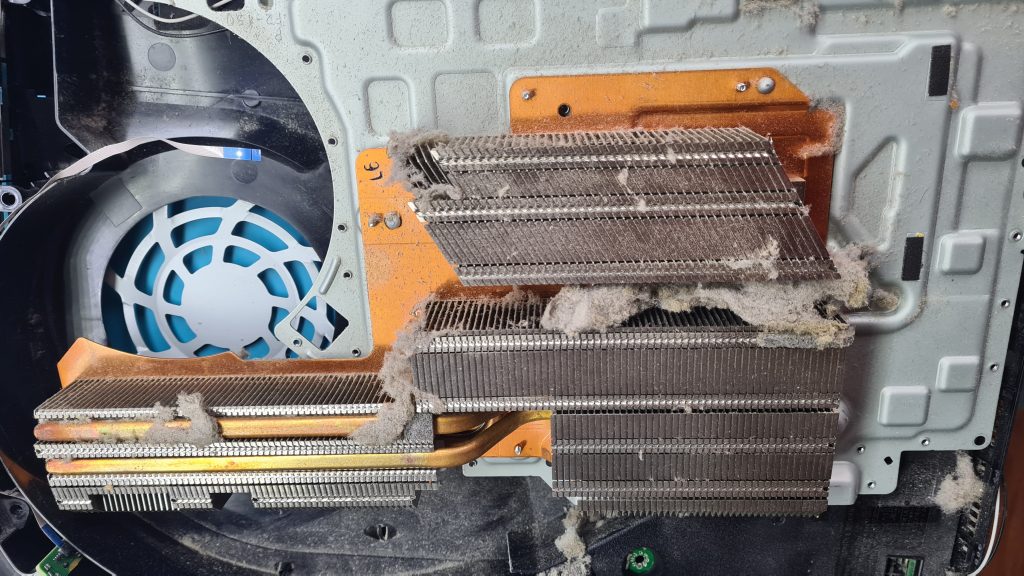 Disipador PS5 lleno de polvo – Limpieza interna PS5 GameSystems Leganés