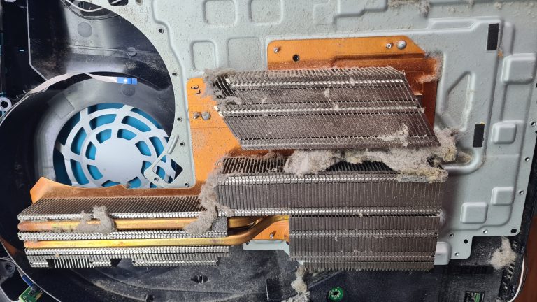 Disipador PS5 lleno de polvo – Limpieza interna PS5 GameSystems Leganés