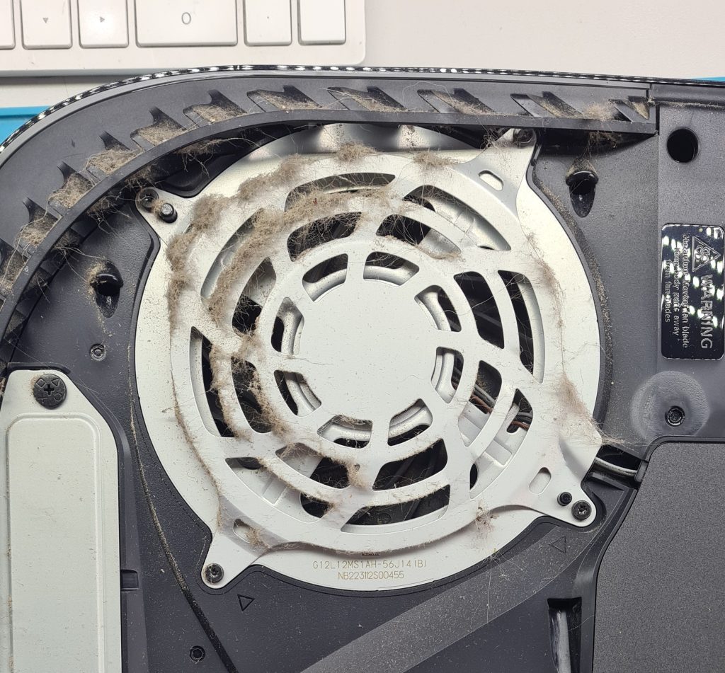 Ventilador PS5 lleno de polvo acumulado – Limpieza interna PS5 GameSystems Leganés