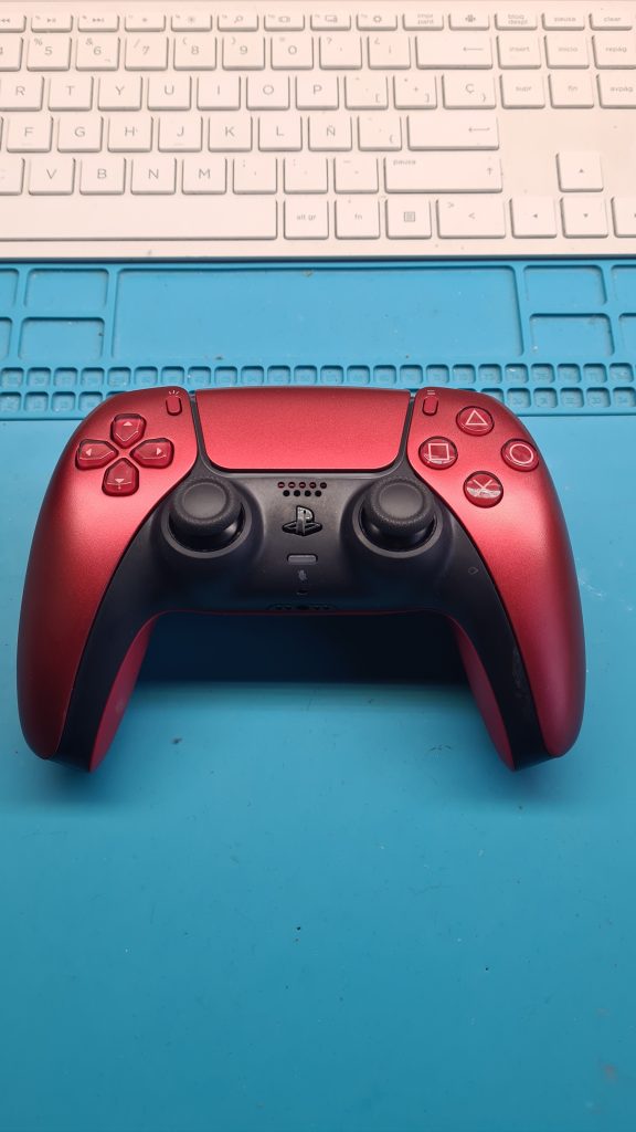 Mando DualSense PS5 en mesa de taller GameSystems Leganés – Reparación mando PS5