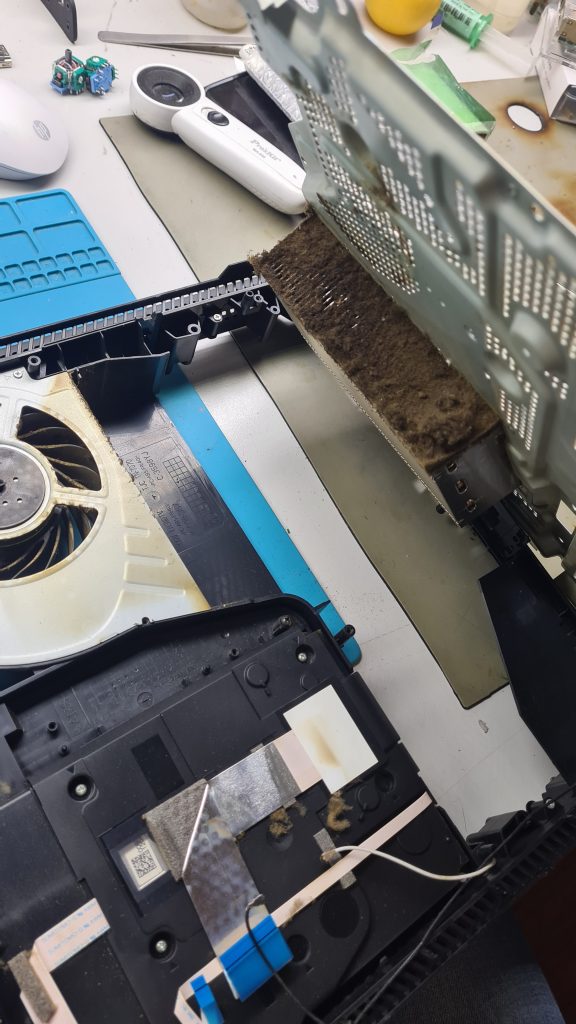 Disipador PS4 atascado de polvo – Limpieza interna PS4 GameSystems Leganés