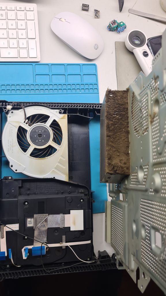 Disipador PS4 atascado de polvo – Limpieza interna PS4 GameSystems Leganés