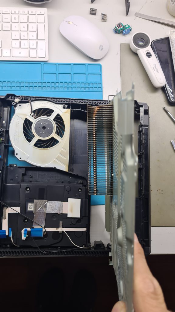 Disipador PS4 limpio después de limpieza – Mantenimiento PS4 GameSystems Leganés