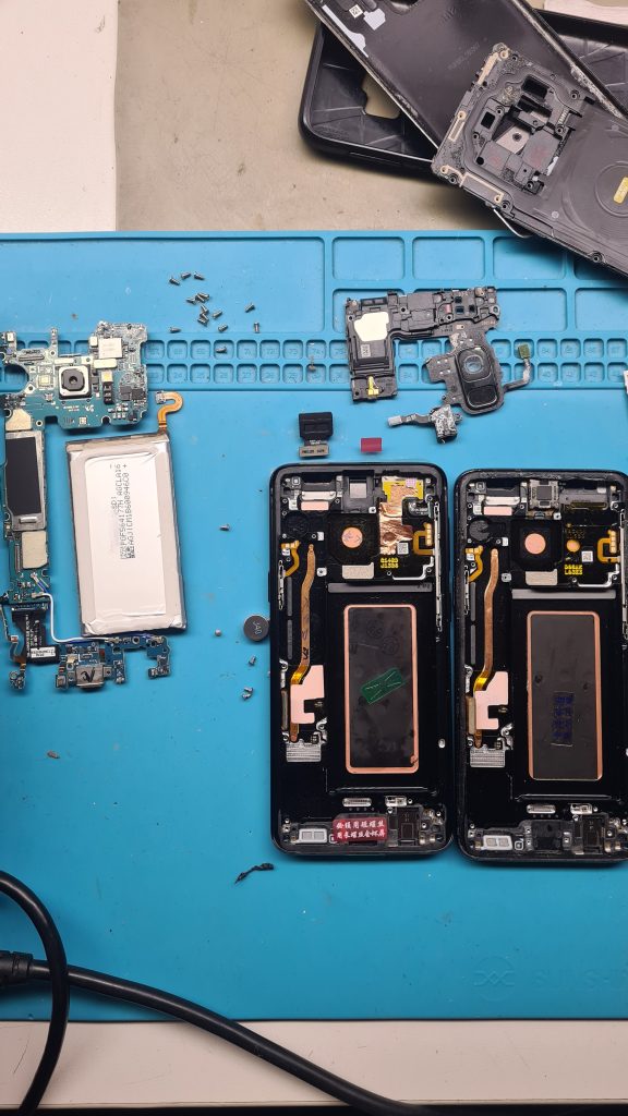 Móvil abierto en mesa de taller GameSystems Leganés – Reparación móvil interna