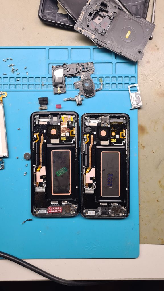 Móvil abierto en mesa de taller GameSystems Leganés – Reparación móvil interna