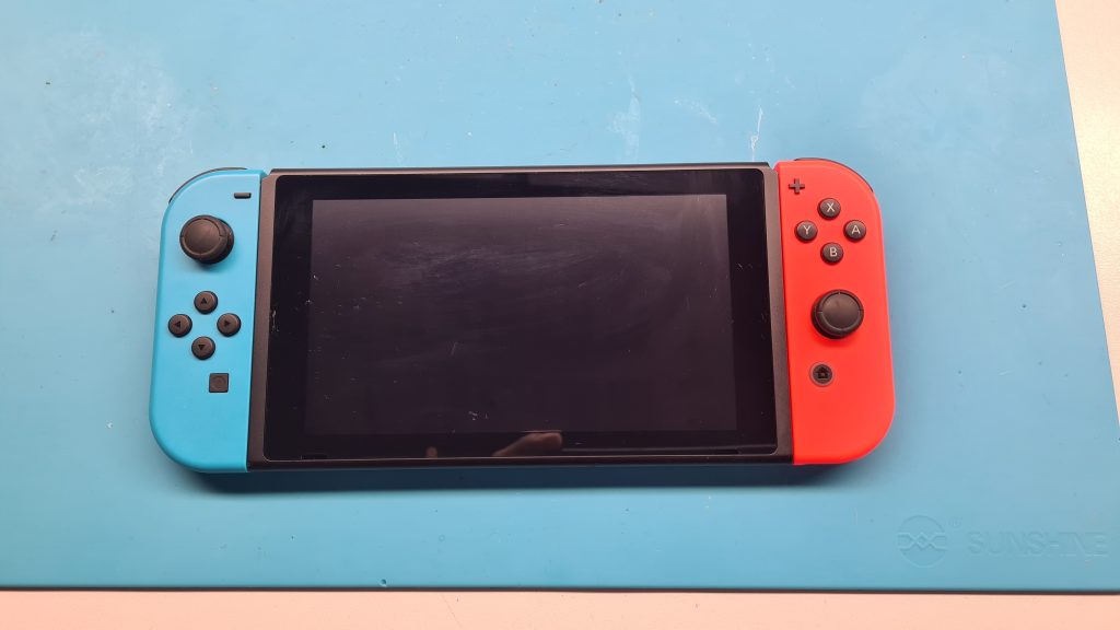 Nintendo Switch con Joy-Con rojo y azul – Reparación drift Joy-Con y puerto carga en GameSystems Leganés