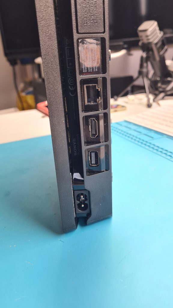Vista trasera PS4 con puerto HDMI dañado – Cambio HDMI PS4 GameSystems Leganés