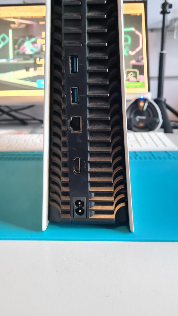 Parte trasera PS5 con puerto HDMI dañado – Cambio HDMI PS5 GameSystems Leganés