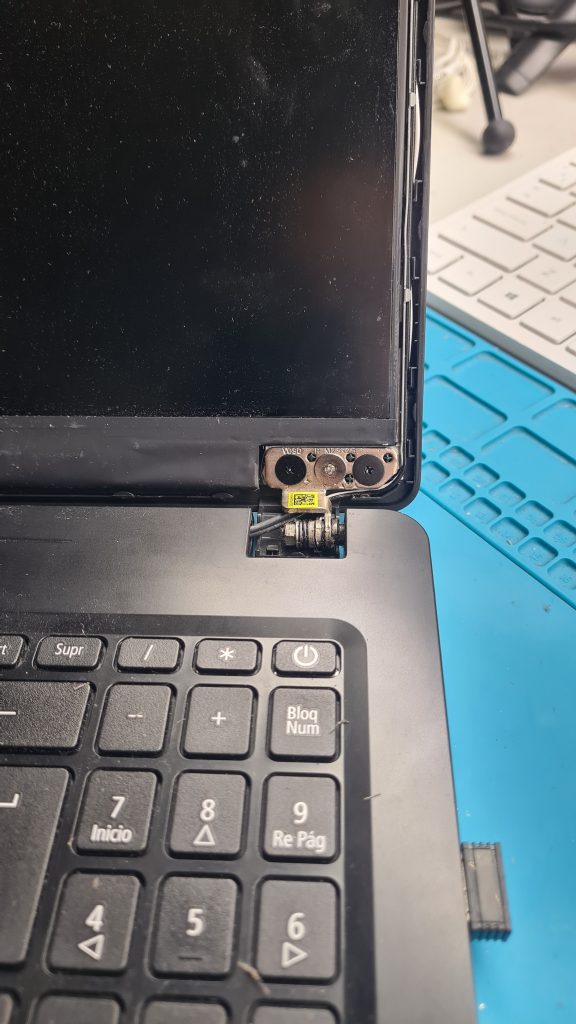 Portátil gaming con bisagra rota – Cambio bisagras portátil gaming GameSystems Leganés