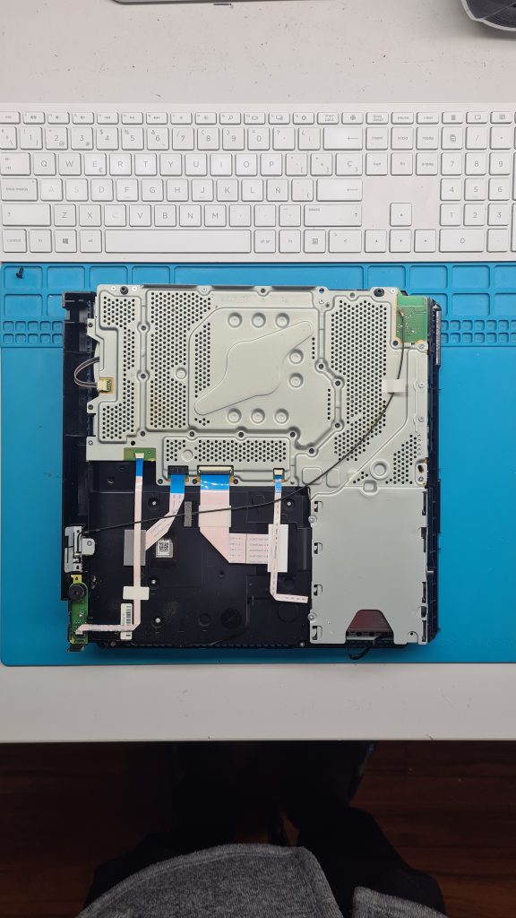 PS4 abierta con lector de discos a la vista – Cambio lector PS4 GameSystems Leganés