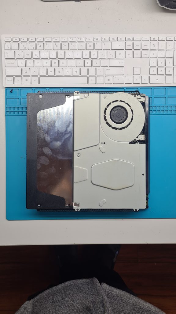 PS4 abierta con ventilador a la vista – Limpieza interna PS4 GameSystems Leganés