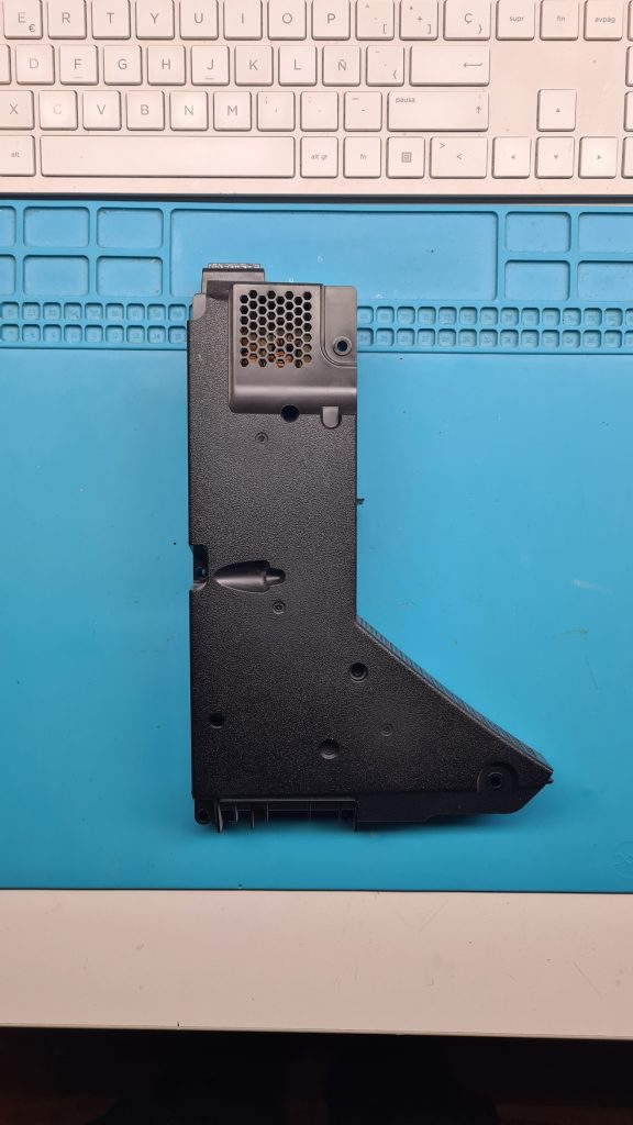 Fuente de alimentación PS5 en banco de trabajo – Cambio fuente PS5 GameSystems Leganés