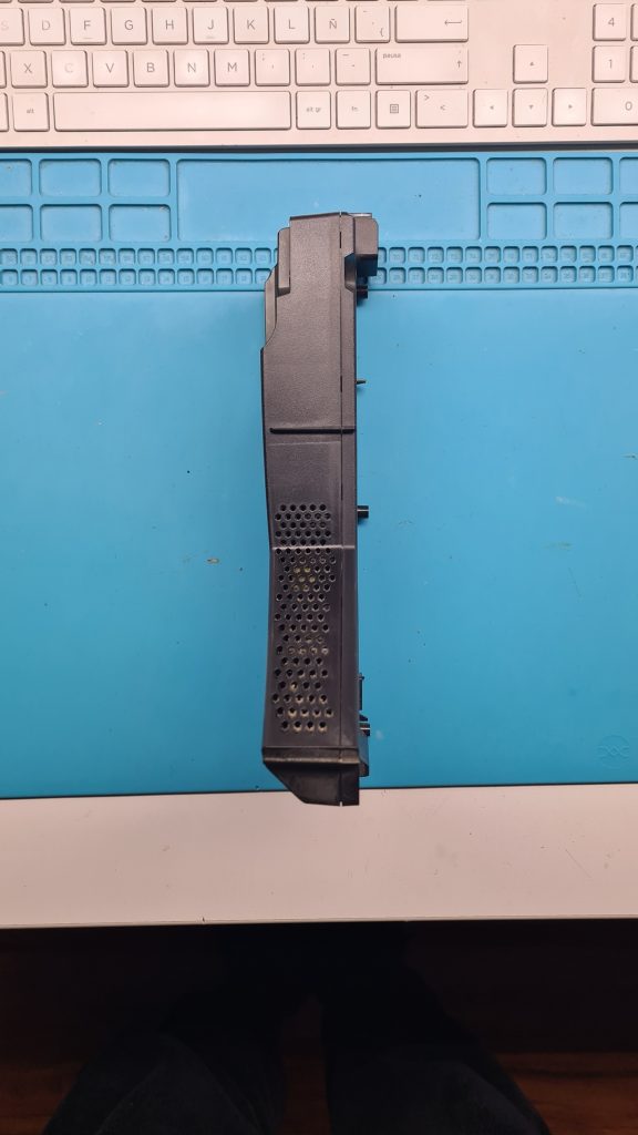 Fuente de alimentación PS5 en banco de trabajo – Cambio fuente PS5 GameSystems Leganés