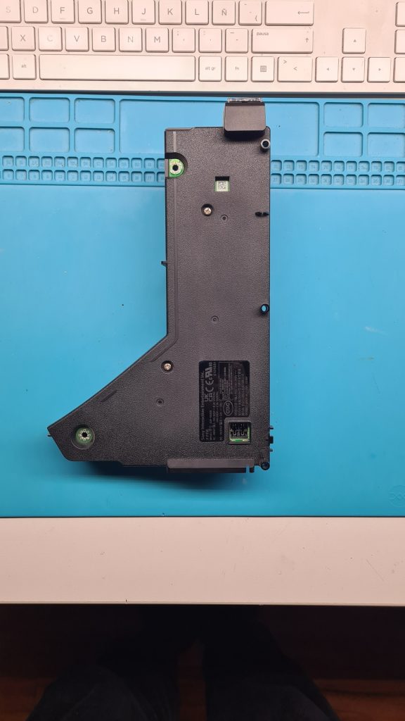 Fuente de alimentación PS5 en banco de trabajo – Cambio fuente PS5 GameSystems Leganés