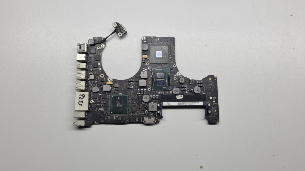 Placa base MacBook en mesa de taller GameSystems Leganés – Reparación placa lógica MacBook