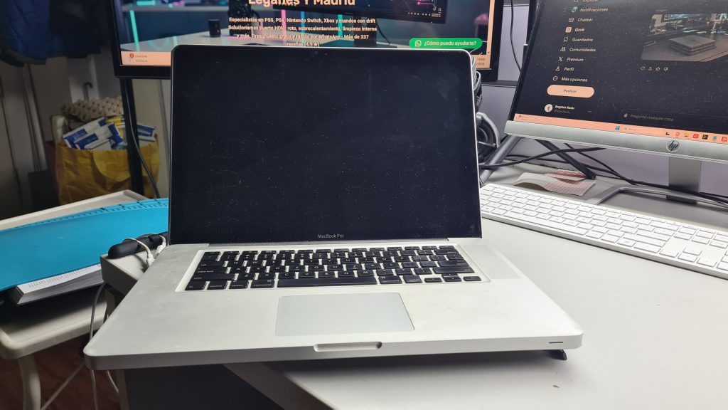 MacBook con teclado dañado a la vista listo para cambio – Reparación teclado MacBook GameSystems Leganés
