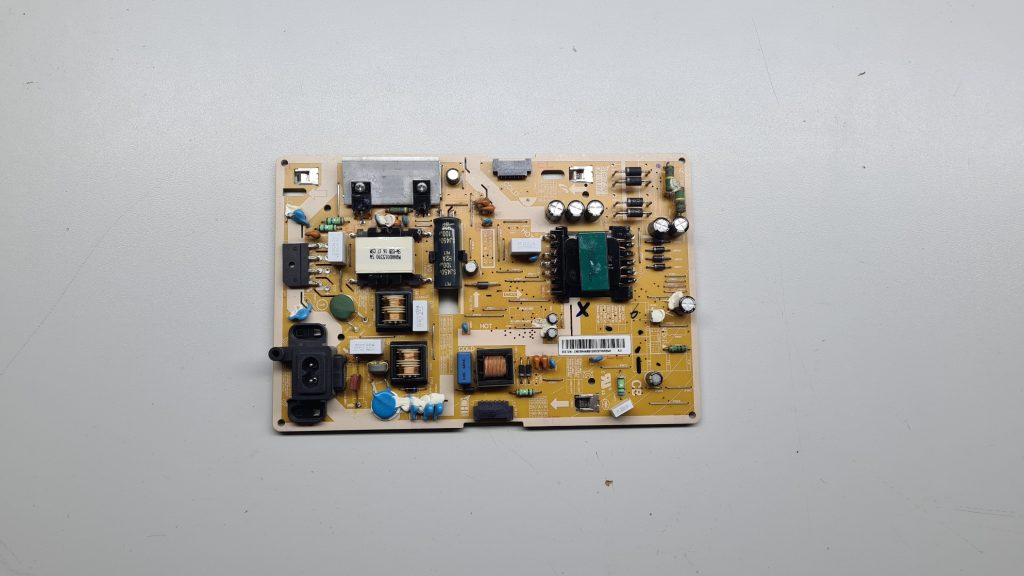 Fuente de alimentación TV en mesa de taller GameSystems Leganés – Cambio fuente TV