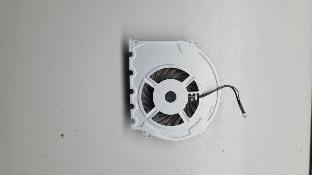 Ventilador PS4 en mesa de taller GameSystems Leganés – Limpieza interna PS4