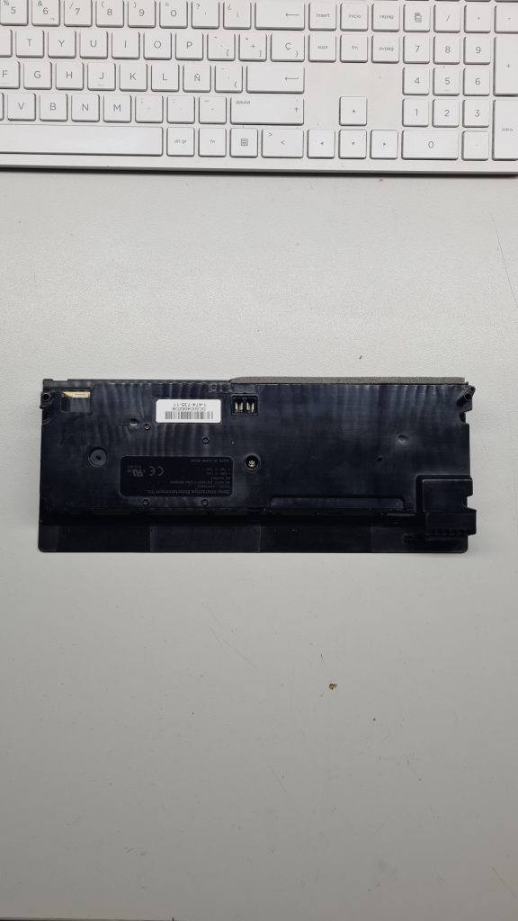 Fuente de alimentación PS4 en mesa de taller GameSystems Leganés – Cambio fuente PS4