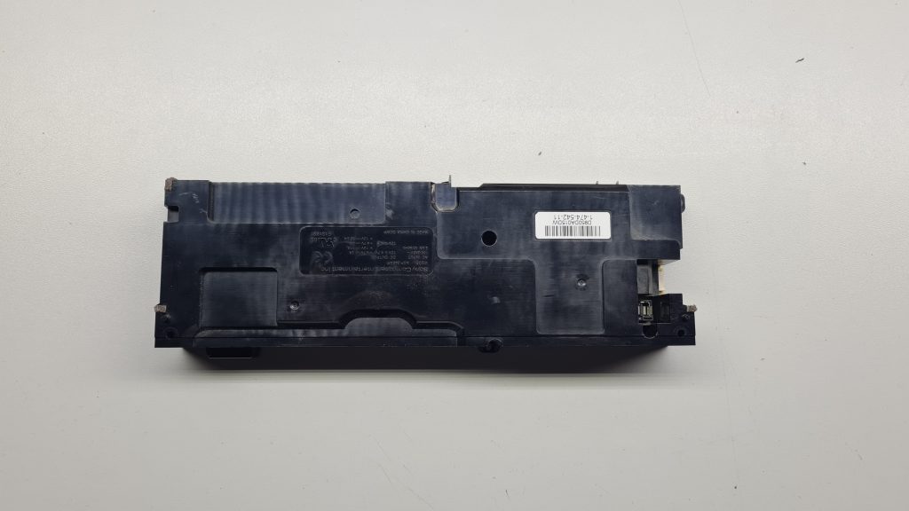 Fuente de alimentación PS4 en mesa de taller GameSystems Leganés – Cambio fuente PS4