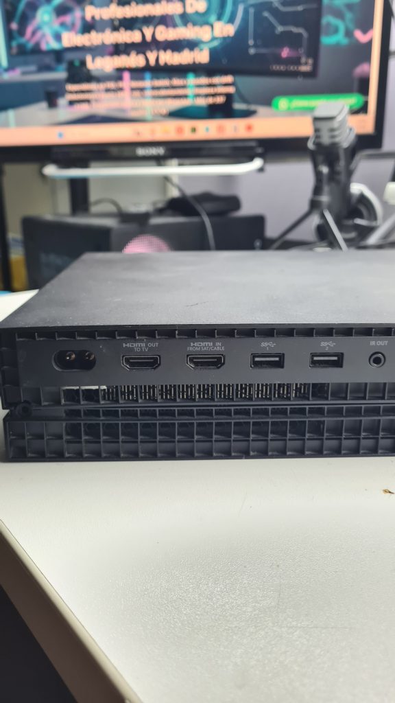 Parte trasera Xbox con puerto HDMI dañado – Cambio HDMI Xbox GameSystems Leganés