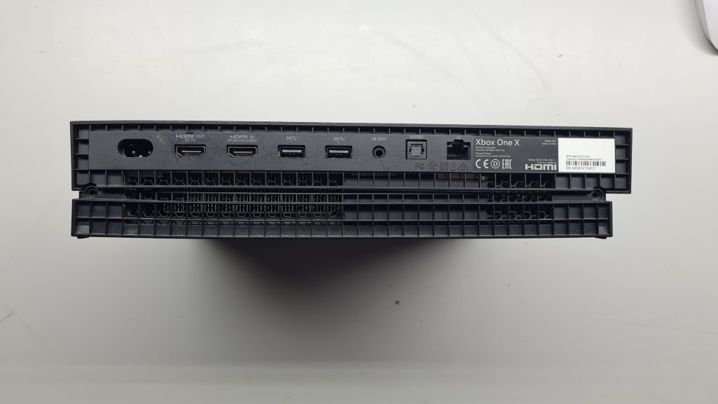 Parte trasera Xbox con vista conector fuente alimentación – Cambio fuente Xbox GameSystems Leganés
