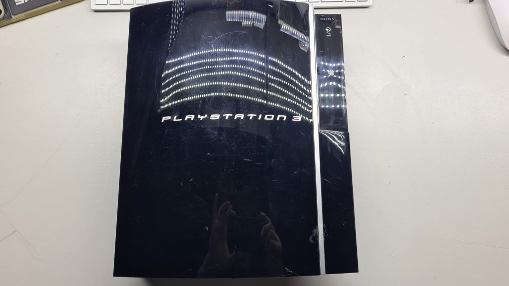 PS3 en mesa de taller GameSystems Leganés – Reparación PS3 retro YLOD