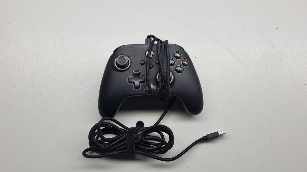 Mandos de consolas antiguas en mesa de taller GameSystems Leganés – Reparación mandos retro