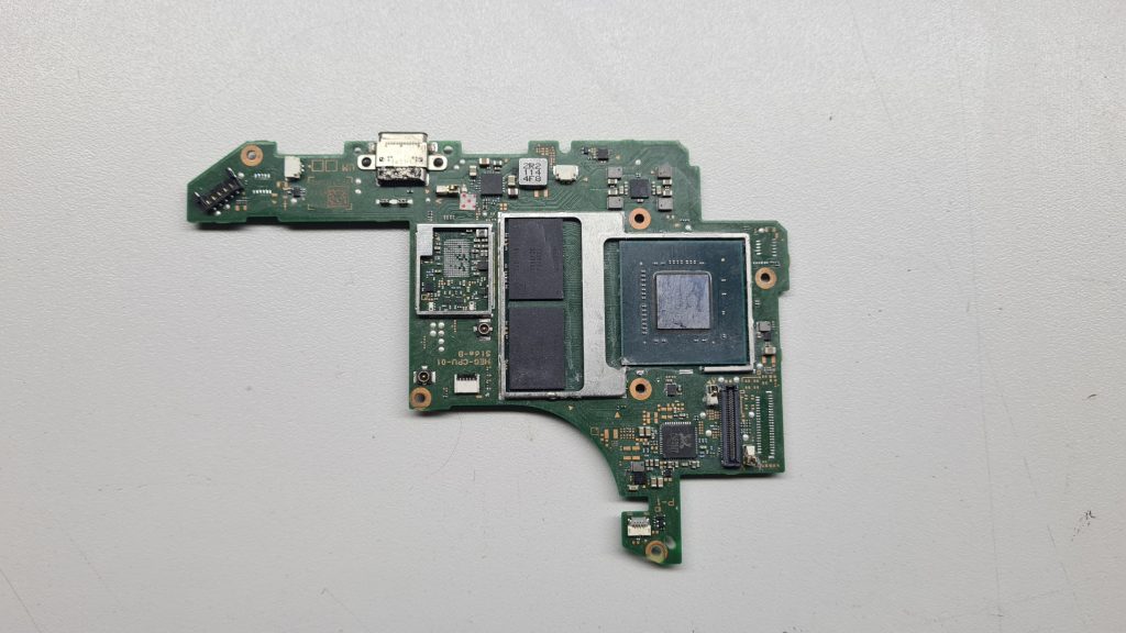 Placa base Nintendo Switch con CPU a la vista limpia de pasta térmica – Limpieza interna Switch GameSystems Leganés