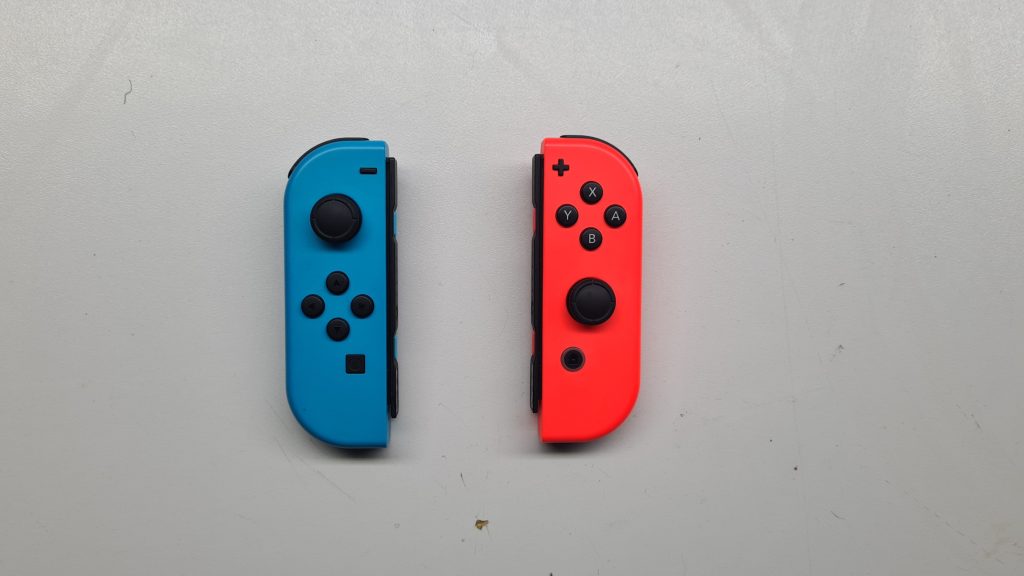 Joy-Con Nintendo Switch en mesa de taller GameSystems Leganés – Reparación drift Joy-Con