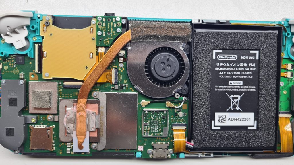 Nintendo Switch Lite abierta con disipador de calor a la vista – Limpieza Switch Lite GameSystems Leganés