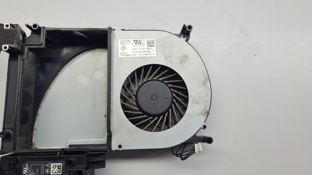 Ventilador Xbox lleno de polvo – Limpieza interna Xbox GameSystems Leganés