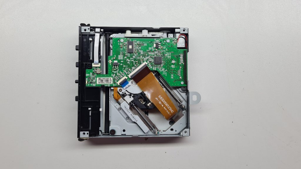 Unidad lectora Xbox abierta con mecanismo y láser a la vista – Cambio lector Xbox GameSystems Leganés