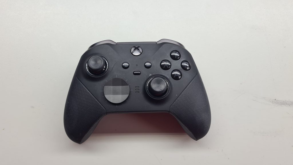 Mando Xbox Series/Elite en mesa de taller GameSystems Leganés – Reparación mando Xbox