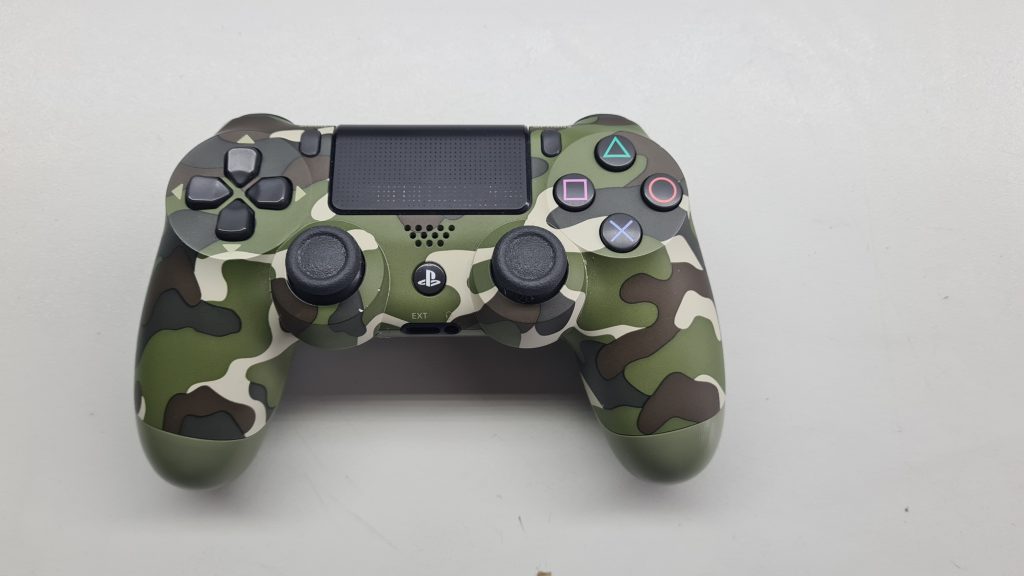 Mando DualShock PS4 en banco de taller GameSystems Leganés – Reparación mando PS4