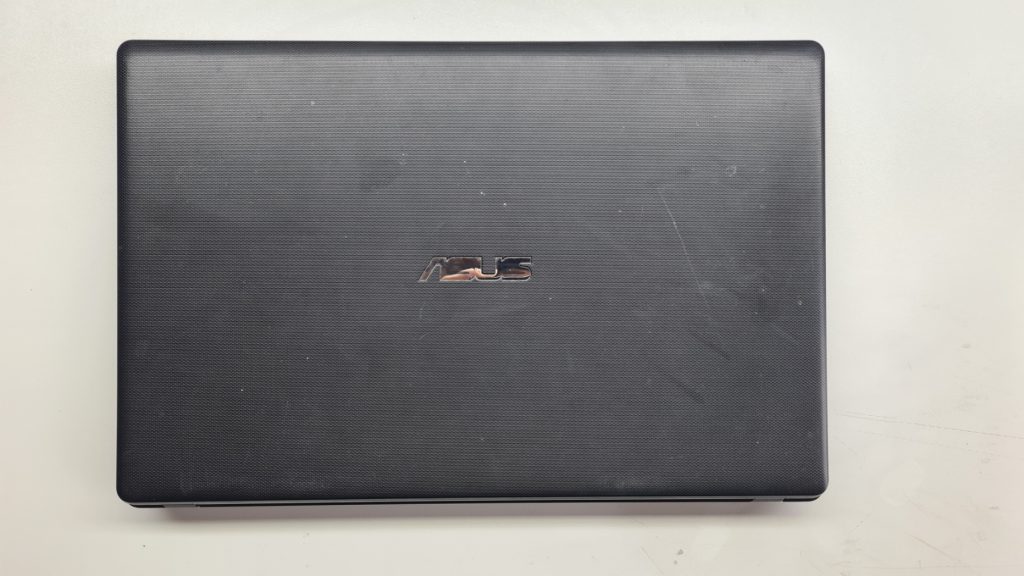 Portátil ASUS gaming en mesa de taller GameSystems Leganés – Reparación portátil gaming