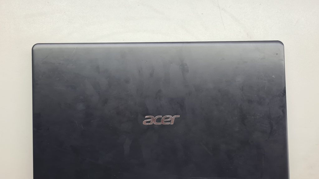 Portátil Acer gaming en mesa de taller GameSystems Leganés – Reparación portátil gaming