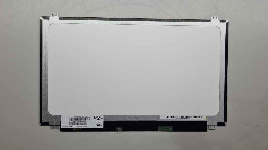 Pantalla de portátil gaming durante cambio – Reparación pantalla laptop Madrid