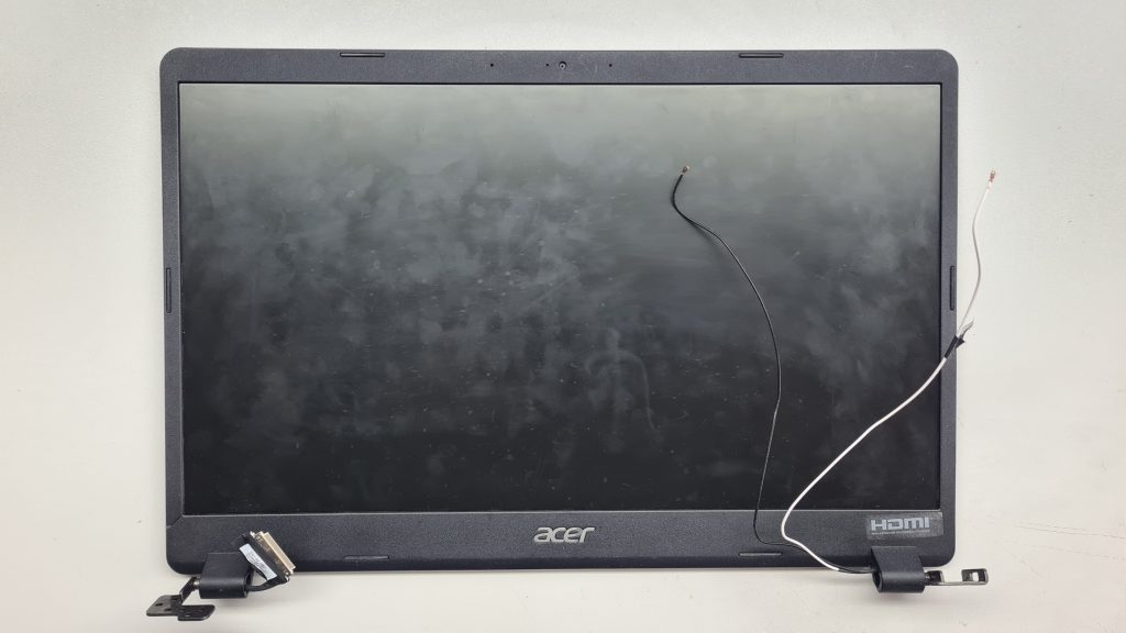 Pantalla de portátil gaming durante cambio – Reparación pantalla laptop Madrid