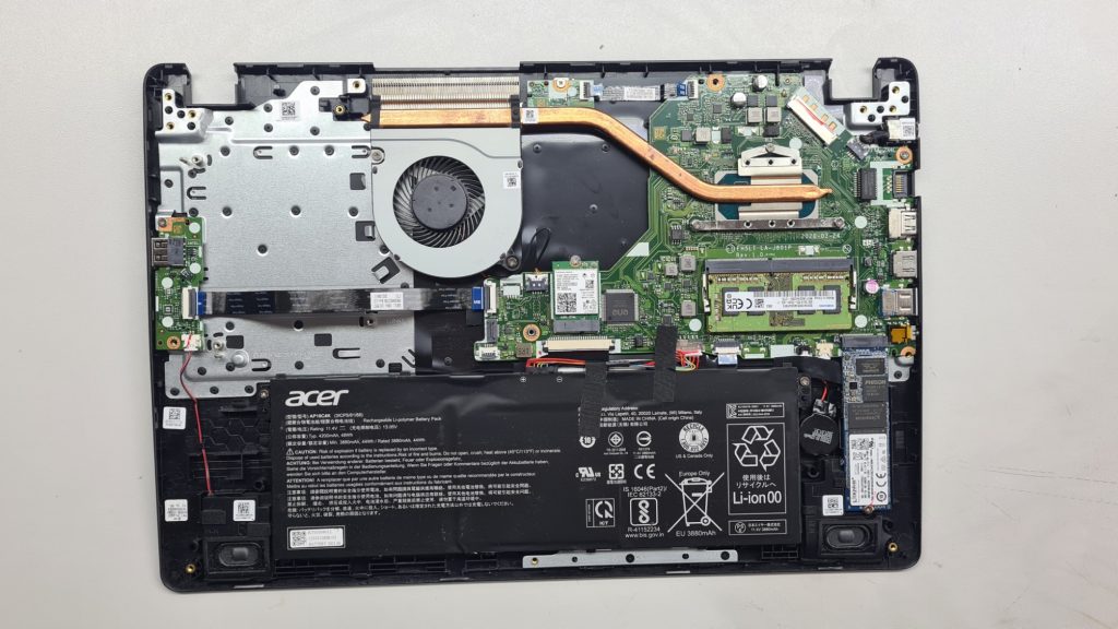 Portátil gaming abierto con ventilador y disipador a la vista durante limpieza – Mantenimiento portátil gaming GameSystems Leganés