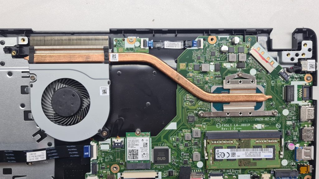 Portátil gaming abierto con ventilador y disipador a la vista durante limpieza – Mantenimiento portátil gaming GameSystems Leganés