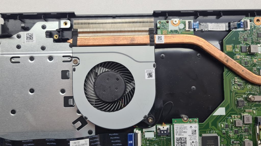 Portátil gaming abierto con ventilador y disipador a la vista durante limpieza – Mantenimiento portátil gaming GameSystems Leganés