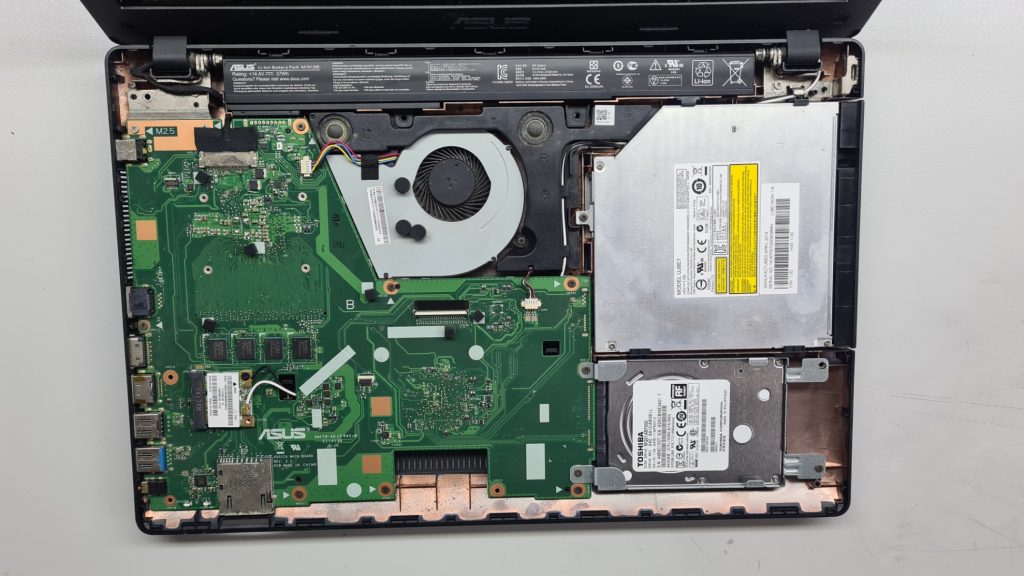 Portátil gaming abierto con placa base a la vista – Otras reparaciones portátil gaming GameSystems Leganés