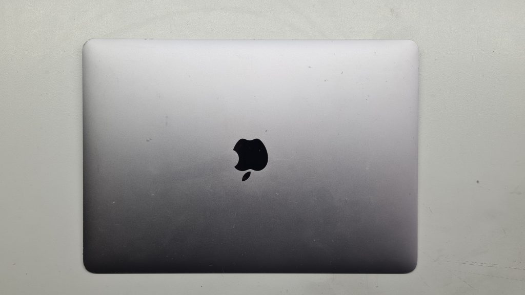 MacBook con teclado dañado a la vista listo para cambio – Reparación teclado MacBook GameSystems Leganés